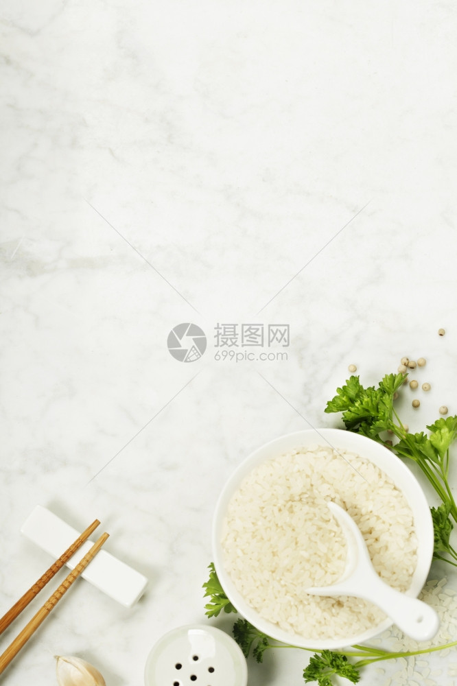 碗大米和筷子亚洲食品概念图片