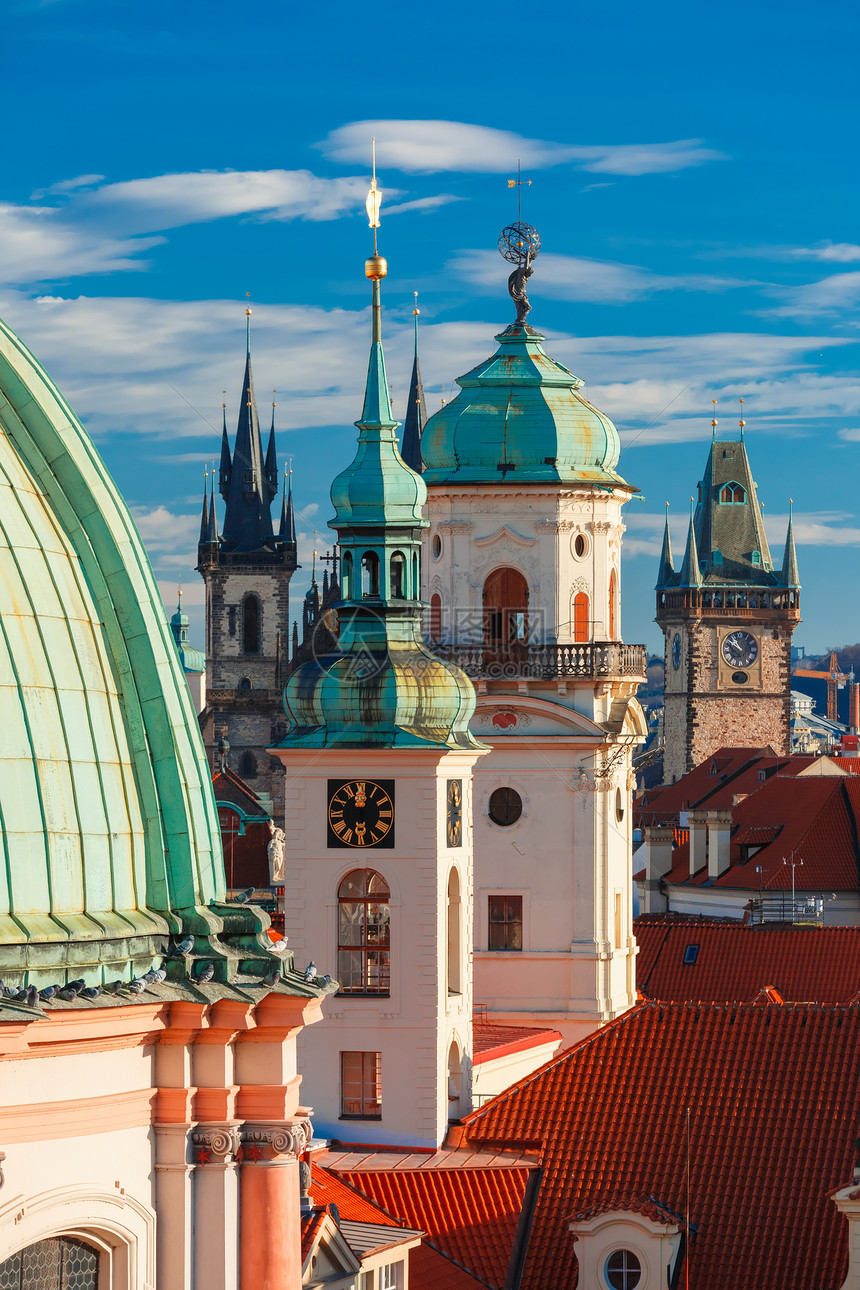 在布拉格老城上空用教堂的圆顶捷克老城厅的钟楼空中观察图片