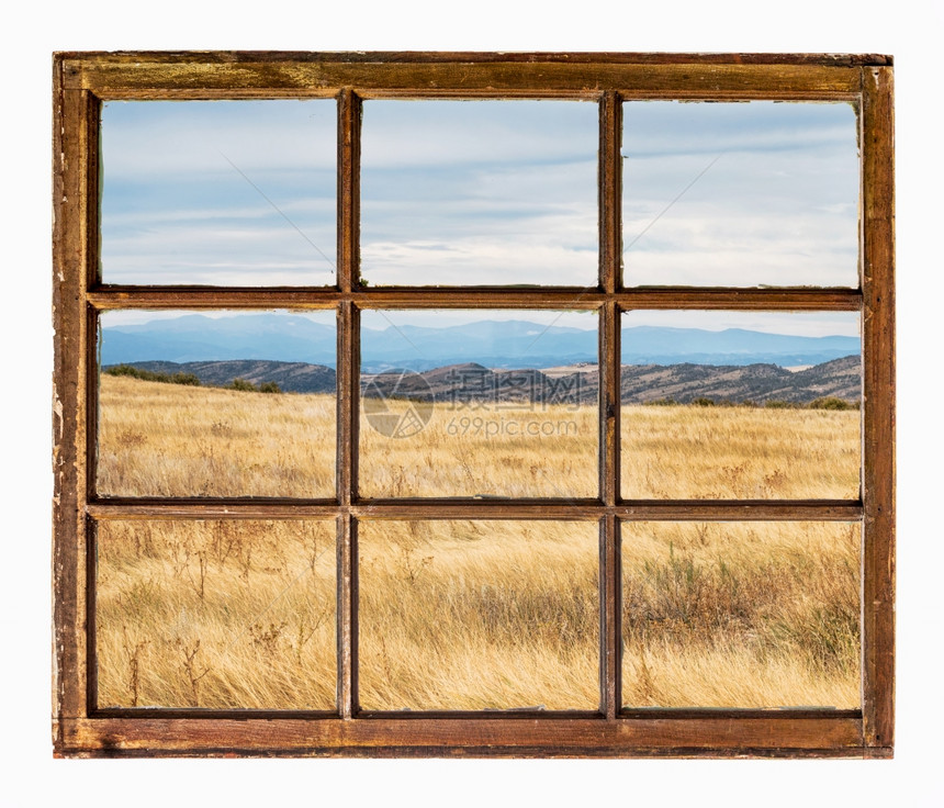 在科罗拉多山丘上用干草透过古老的坚固用肮脏玻璃砸碎窗户图片