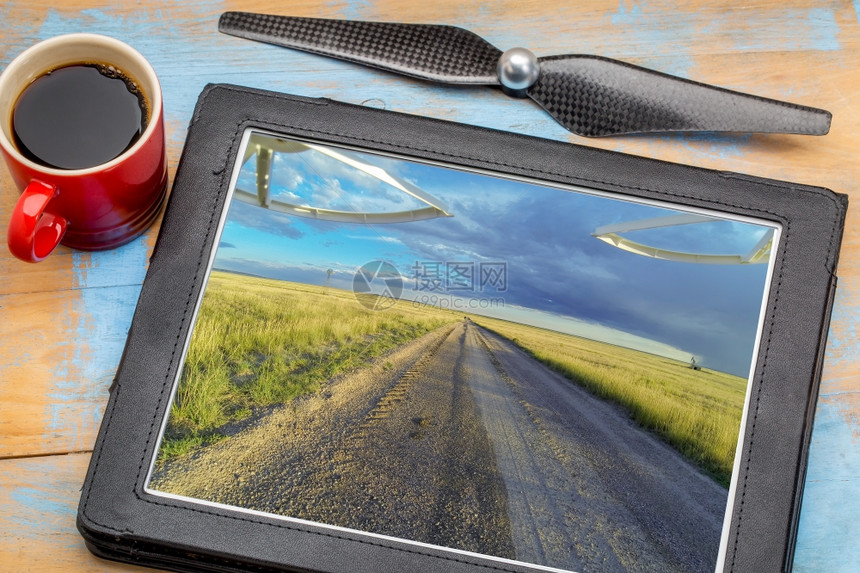 科罗拉多一个草原的空中图片照由摄影师在数字平板上使用无人机螺旋桨和咖啡图片