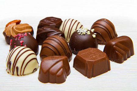 白色黑和白木头奶巧克力中各种精细巧克力背景图片