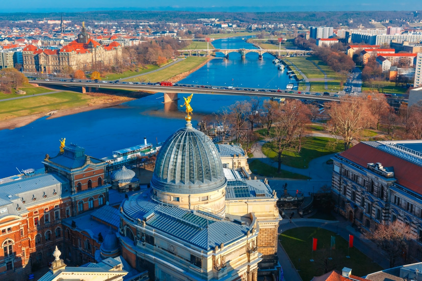 德国萨克森累斯顿市美术学院或LemonSqueezer的Elbe河桥梁和玻璃圆顶的空中观察图片