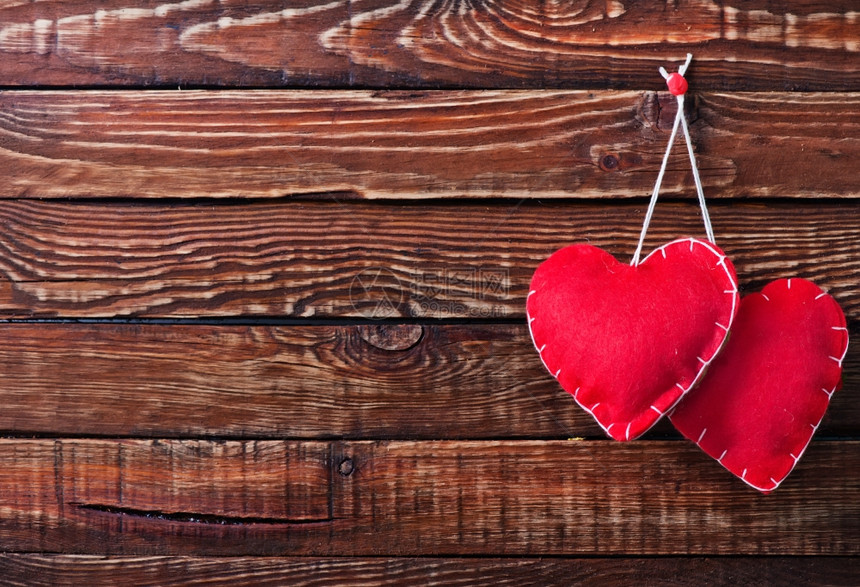 木制桌上的红心脏背景图片