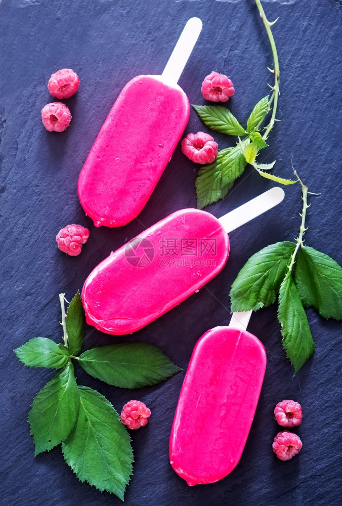 桌上的水果冰淇淋和草莓图片