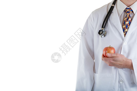 医学博士在白色背景上穿有听诊器的夹克医生手握苹果部分前视线背景