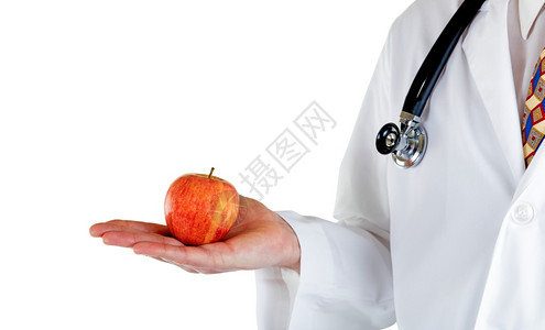 部分侧视镜显示医生手握着苹果同时穿白色背景带听诊器的夹克图片