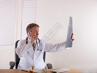 医生在电话中检查X光图图片