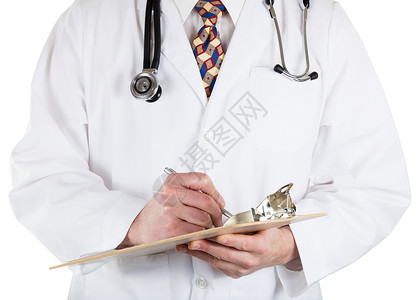医学博士靠近前视镜医生拿着剪板和笔背景