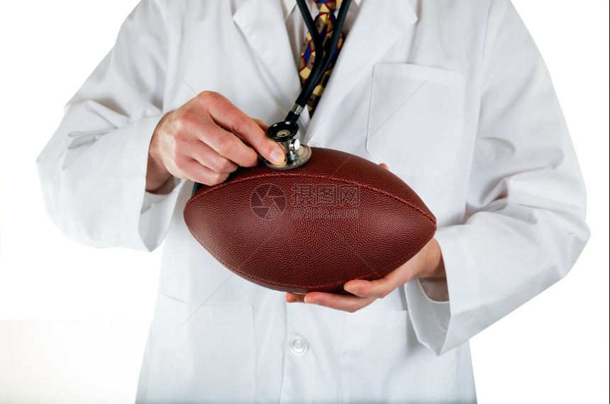 近前视线医生拿着橄榄球手握在顶部的听诊器上图片