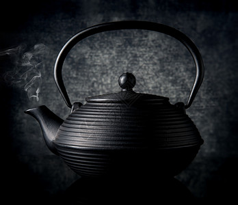 黑背景的茶壶图片