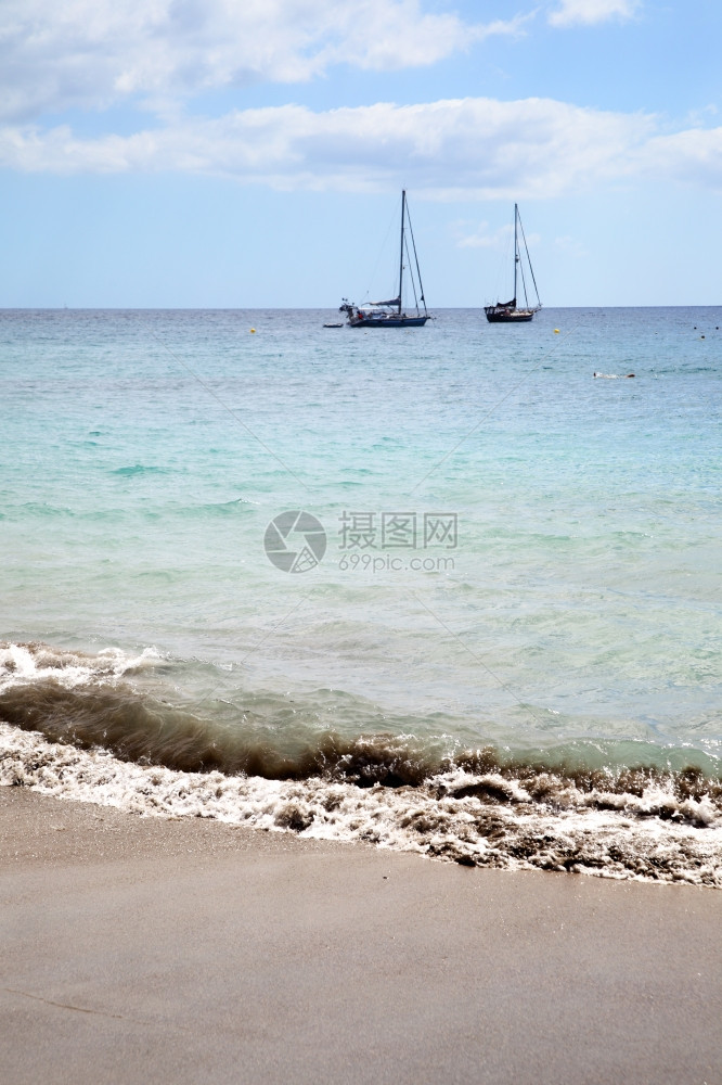 桑迪海滩有冲浪和两艘游艇图片