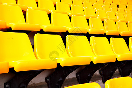 体育场上有很多黄色塑料座位图片