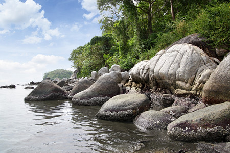 泰国普吉岛卡塔海滩附近的石块图片