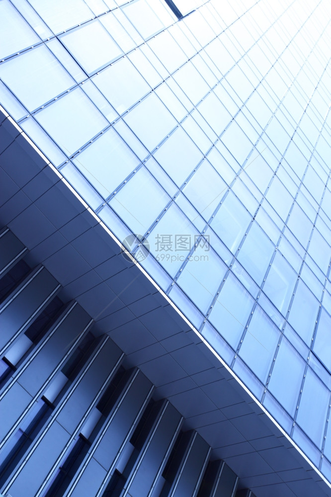 现代建筑的窗以蓝色制成图片