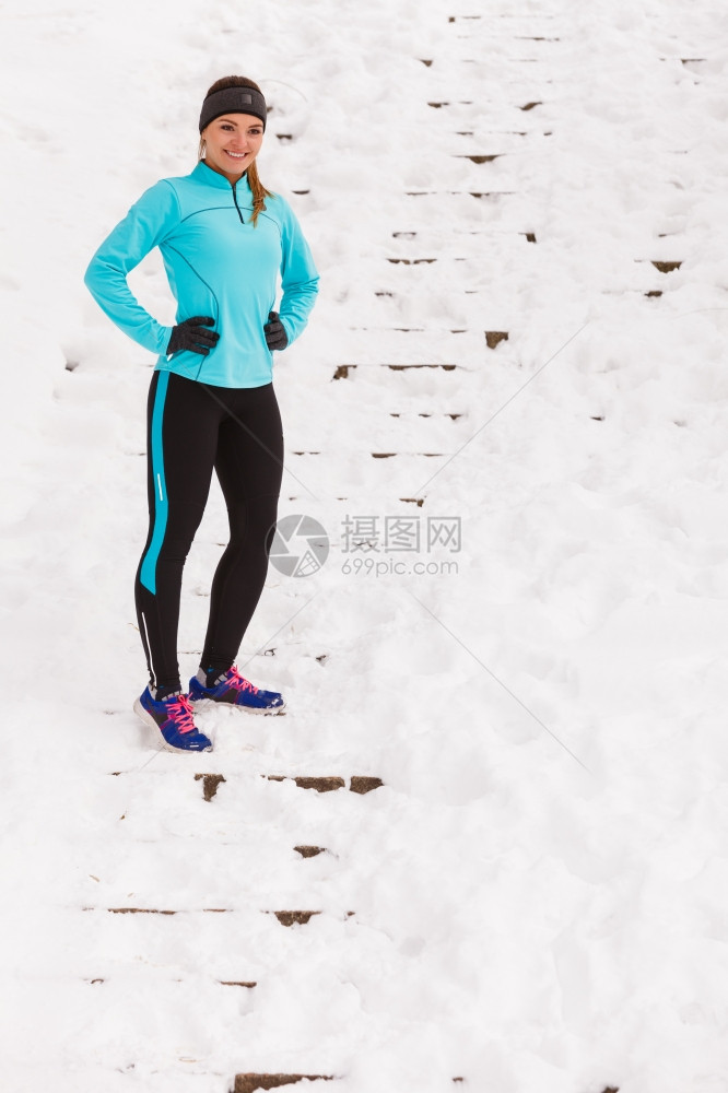 冬季寒冷天气中户外女子健身运动模式冬季和活户外健身妇女在寒雪天气中户外训练身着温暖运动服的员图片