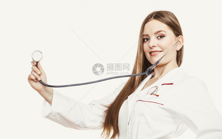 以听诊器向女医生微笑愉快地着的女医生穿白色大衣的听诊器专业保健援助白种背景孤立图片