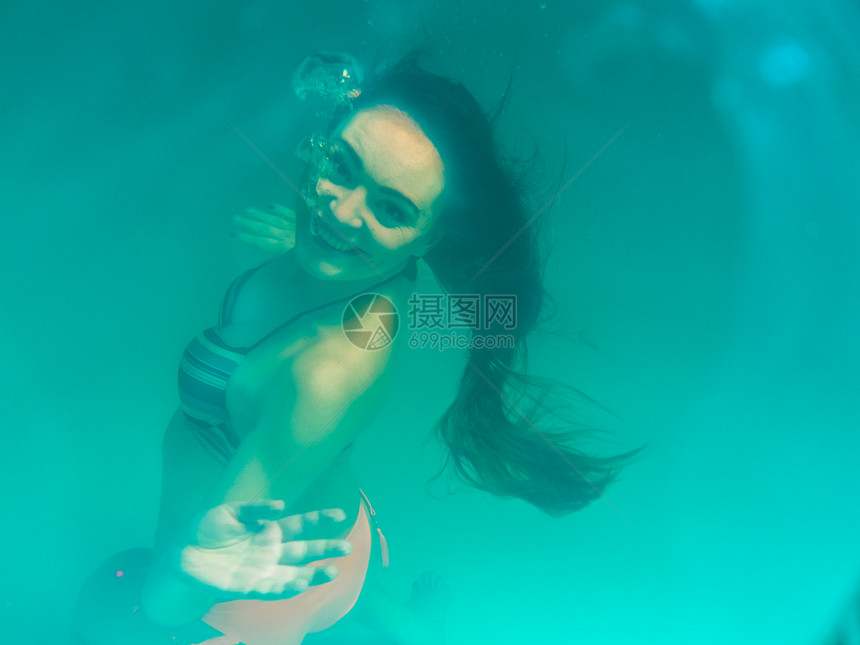 休闲放松和积极的生活方式概念水下女孩在游泳池穿比基尼图片