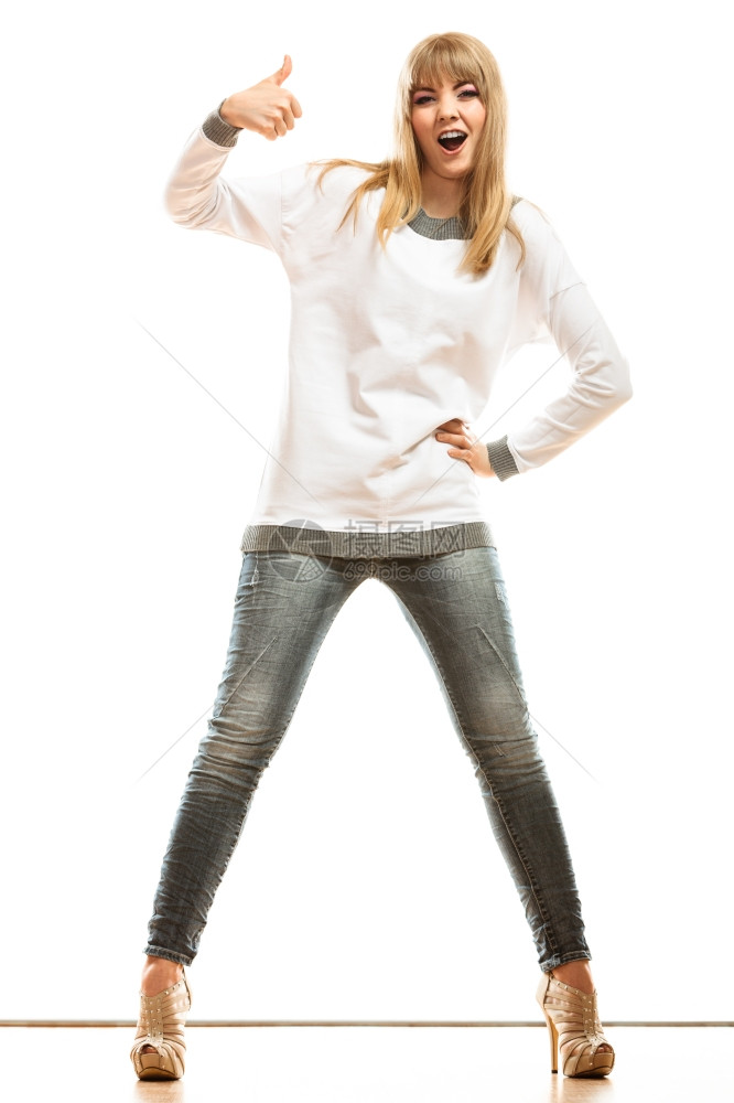 时的幸福概念全长的快乐妇女牛仔裤短白色长袖衬衫用拇指举起手牌势图片