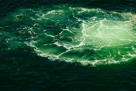 蓝色绿水浪喷洒背景海图片