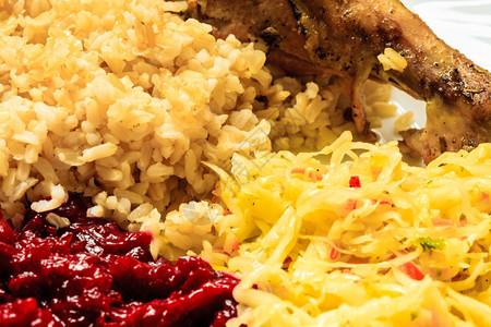 食物烹饪和传统鸡肉加大米和蔬菜沙拉图片