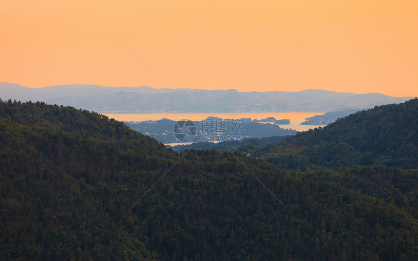 从挪威卑尔根山丘和fjord风景红天日落的全图片