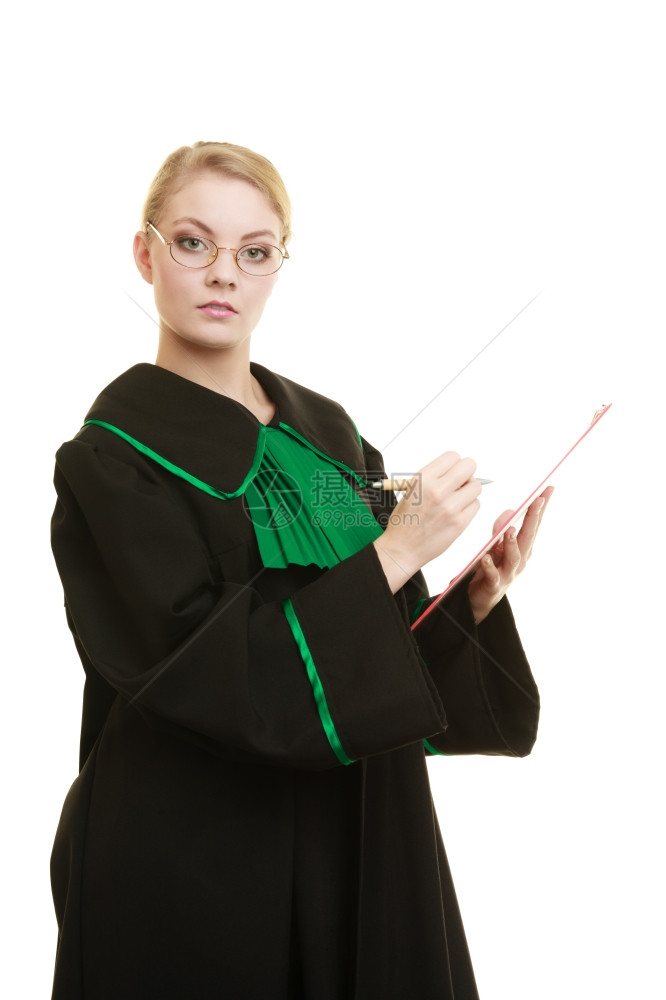 年轻女律师身着古典光亮黑色绿袍手持剪贴板写笔记图片