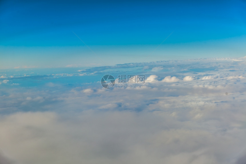 飞机窗外云海波涛起伏壮观图片