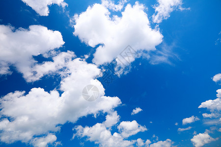 深蓝天空背景有白云图片