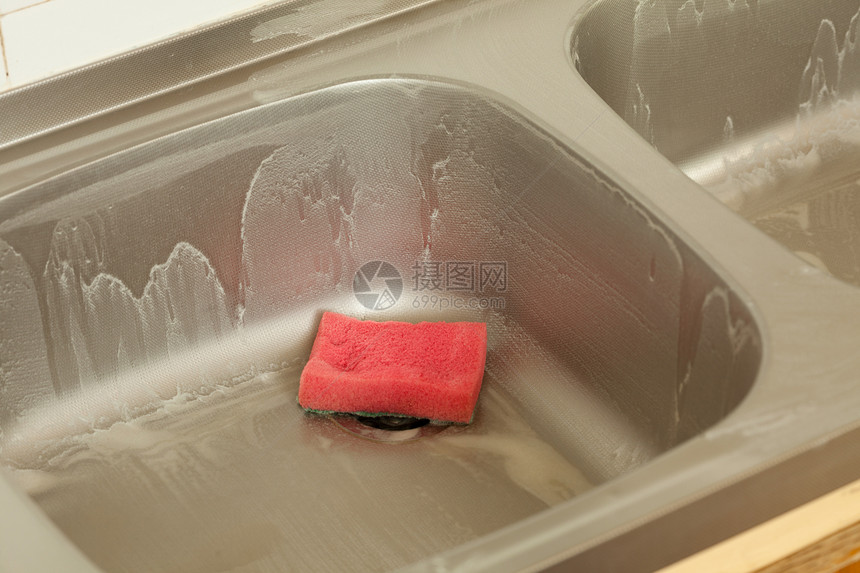 洗碗用泡沫海绵关闭厨房水槽做家务真的图片
