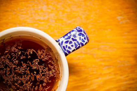 草药或果茶木桌底的热饮图片