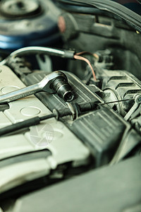 特写镜头扳手汽车修理店服务维车汽和工具发动机装配的特制设备背景
