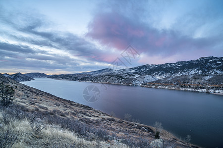 北科罗拉多州柯林斯堡附近日出前冬季风景图片