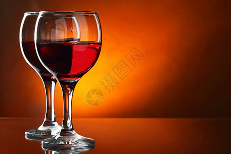 两杯红葡萄酒底贴上两杯葡萄酒图片