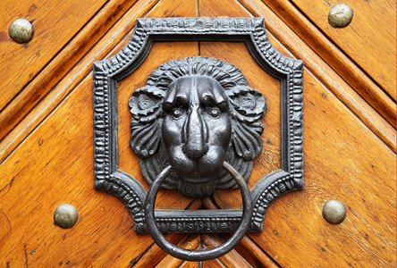 以狮子头为形式的敲门器图片
