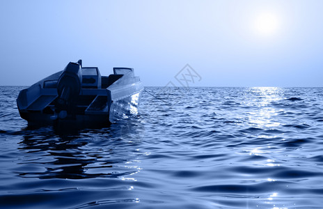 日出时小型机动船和海上图片