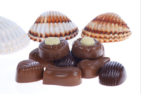 白色底的巧克力菠萝和贝壳美味的深色和牛奶巧克力胡萝卜图片