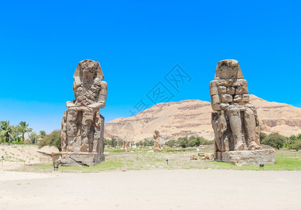 埃及卢克索梅农的巨石法老阿门霍特普三世的两座巨石雕像图片