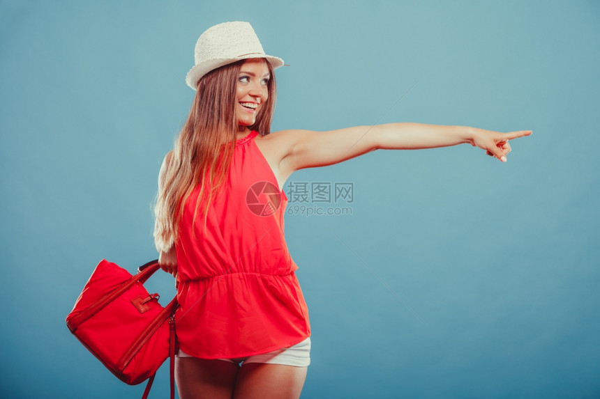时装女郎空复本间穿着红衬衫和帽子在工作室中微笑着可爱的年轻女孩穿着红衬衫和帽子穿着蓝衣空复本间夏季女时装和广告图片
