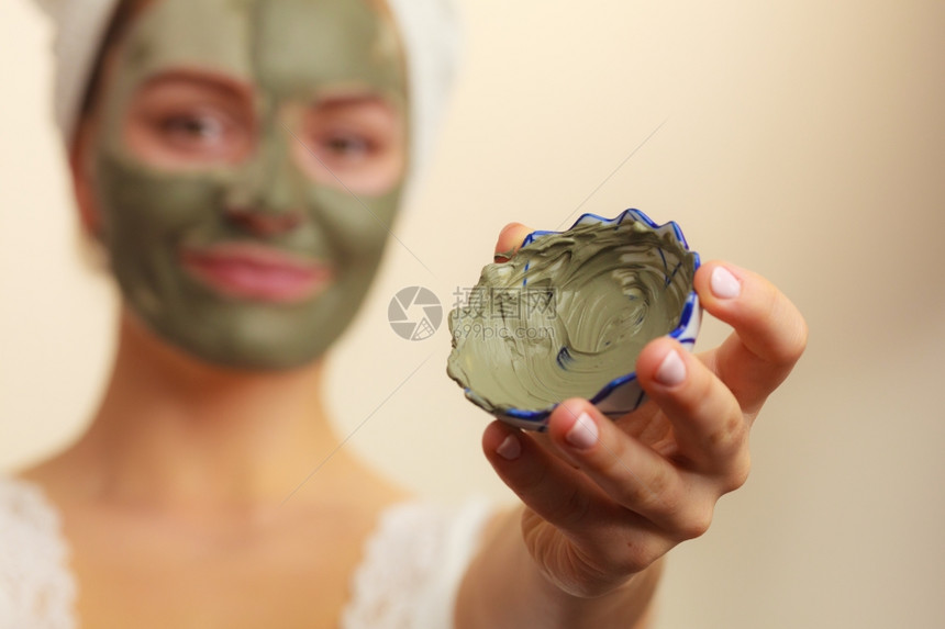 绿色泥土护身符女衣美容治疗图片