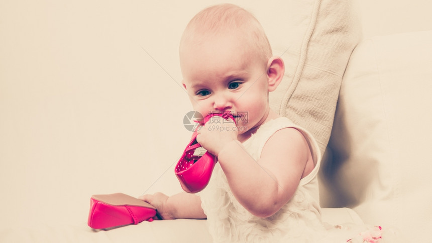 可爱的小女孩咬着嚼红鞋可爱的小孩肖像图片