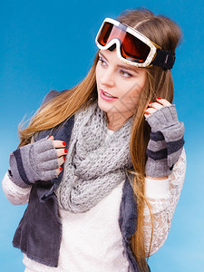 身穿滑雪女子冬季体育活动蓝色工作室的漂亮女运动员中弹图片