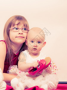 两个可爱的小女孩图片