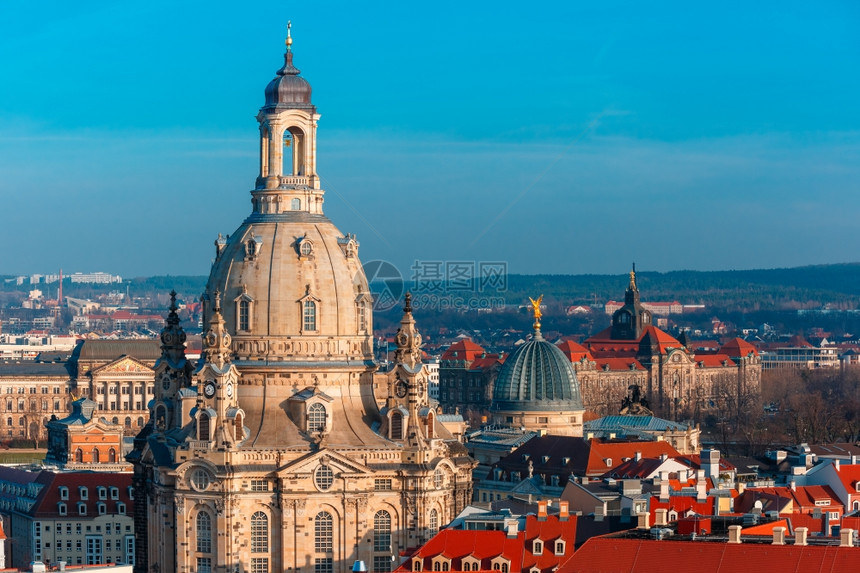 德国萨克森州累斯顿老美术学院或LemonSqueezer和屋顶的Frauenkirche和玻璃圆顶的空中观察图片