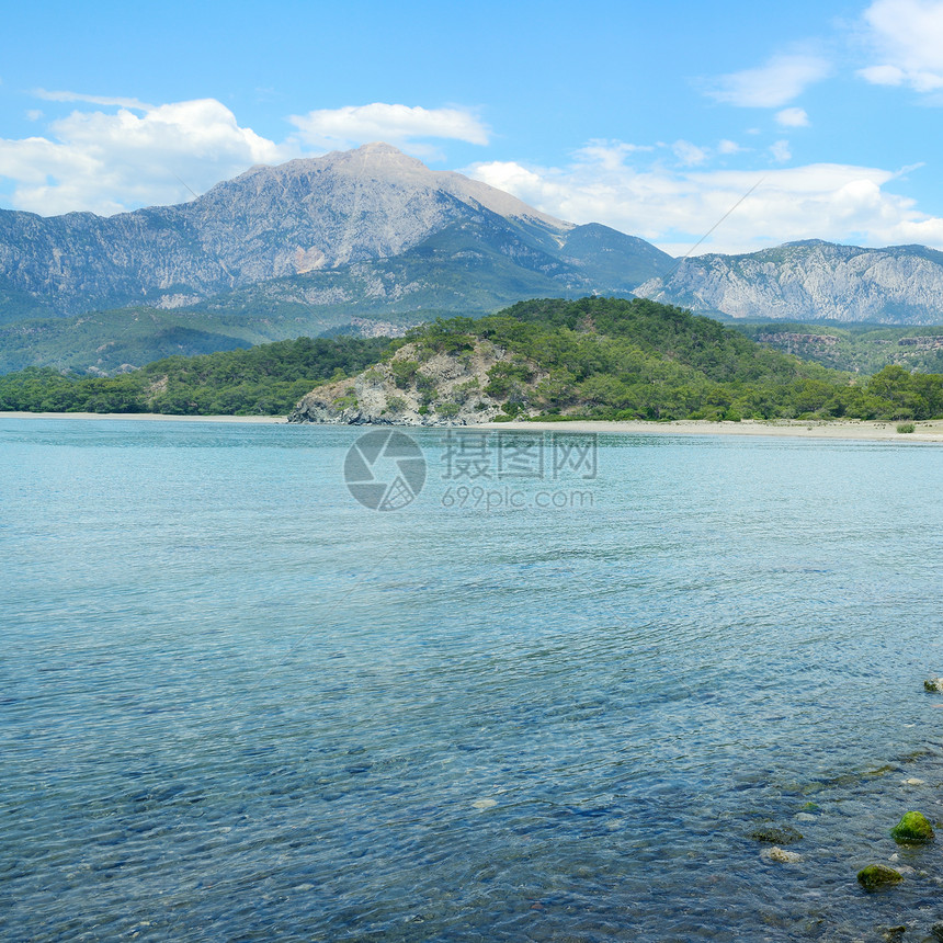 长状环礁湖和高山图片