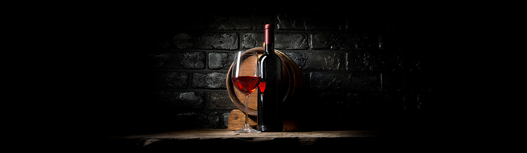 黑砖背景上的红葡萄酒图片