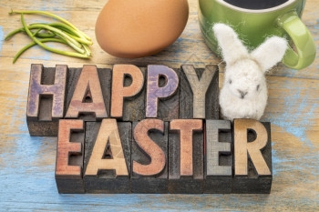 复活节快乐贺卡纸质木型印刷用板的文字上彩色墨水和鸡蛋黄兔子绿色小牛肉图片