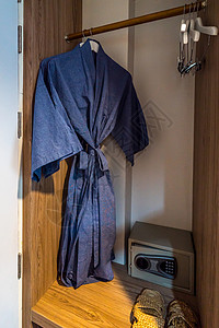 蓝浴袍挂在衣柜里图片