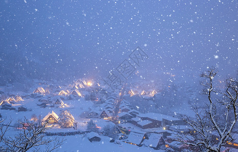 冬季夜晚下雪的村庄图片