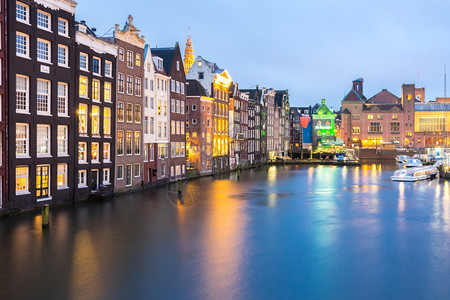 荷兰黄昏的阿姆斯特丹运河和圣尼古拉教堂图片