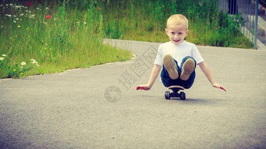 男孩在人行道上完滑板图片